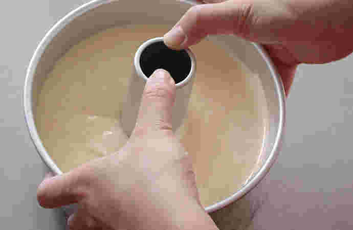 シフォンケーキを作る様子