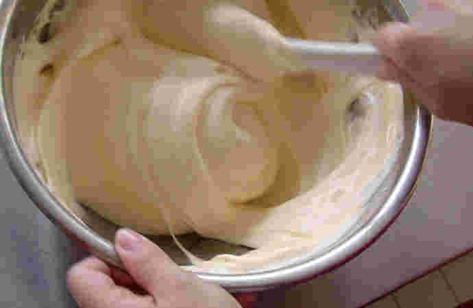 シフォンケーキを作る様子
