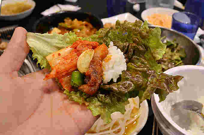 サニーレタスに乗せた焼いた三枚豚とキムチにご飯ニンニク