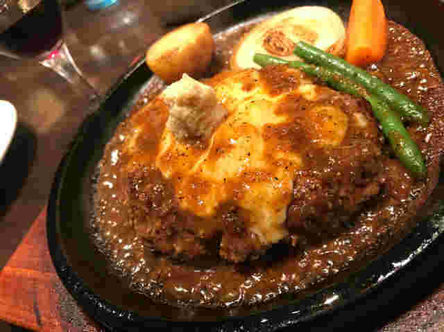 ハンバーグにチーズなどトッピング