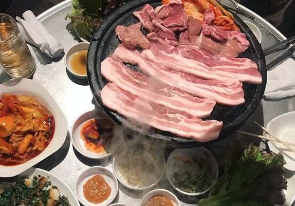 ドラム缶の様なテーブルで焼肉
