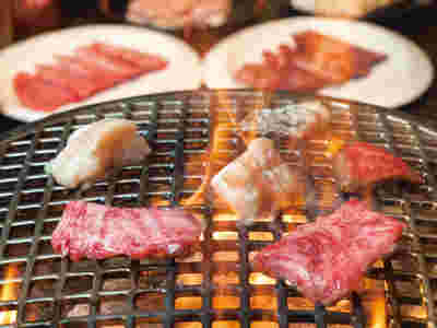 網の上で焼かれた肉