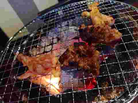 網の上で焼かれた肉