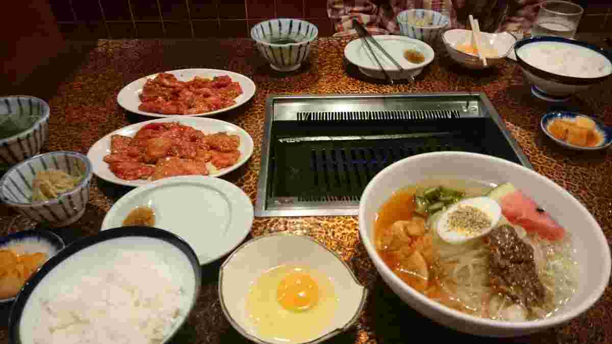 テーブルの上の焼肉と冷麺