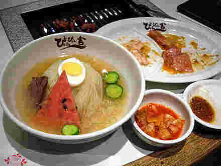 テーブルの上の焼肉と冷麺