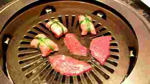 網の上で焼かれた肉