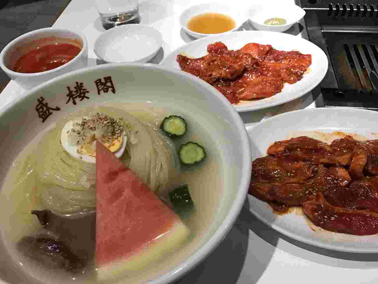 テーブルの上の焼肉と冷麺