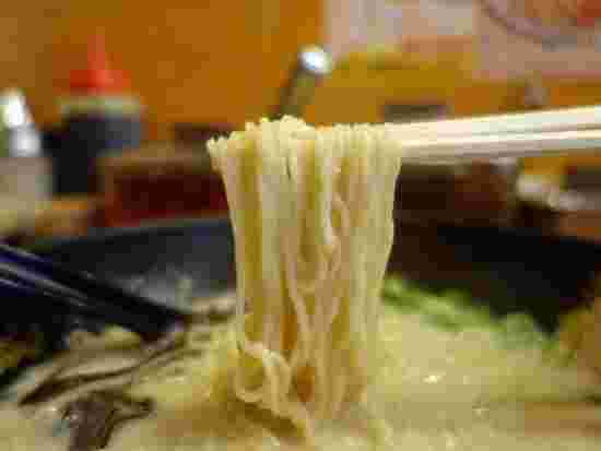 麺を持ち上げたところ
