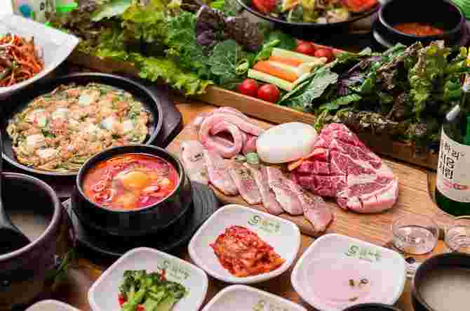 焼いていない肉と韓国料理と生野菜が並んでいます。