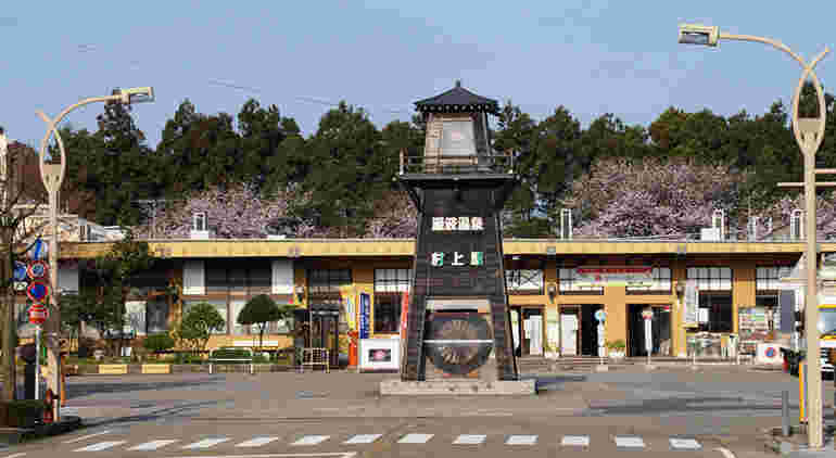 村上駅前