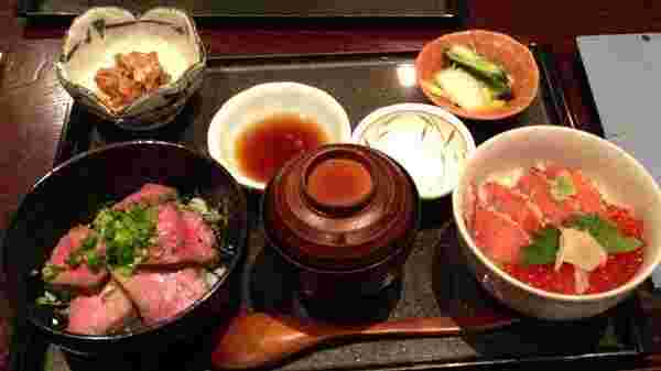 悠流里の村上牛炙り丼と鮭親子丼セット