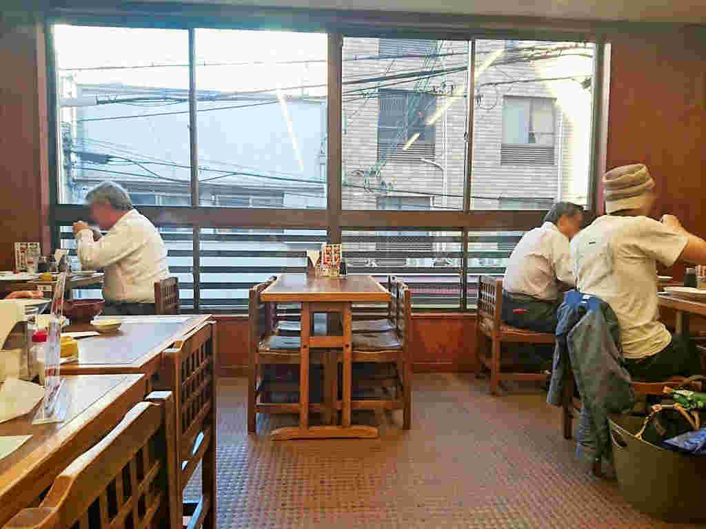 一芳亭本店の二階店内