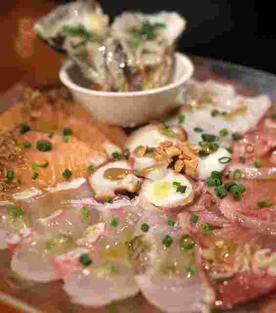 看板メニューの新鮮カルパッチョ