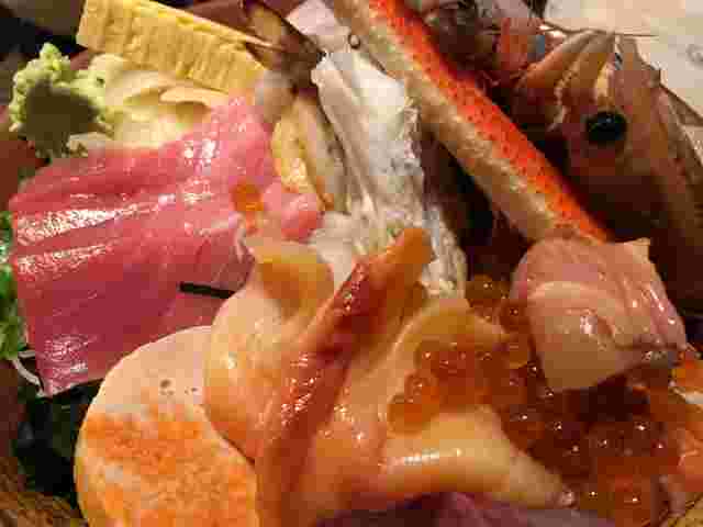 新鮮な海鮮盛りだくさん