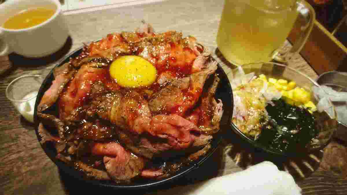 ボリューム満点のローストビーフ丼