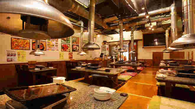 掘りごたつ式の座敷になった席とテーブル席のある店内