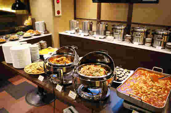 美味しそうな韓国料理が並ぶバイキングコーナー