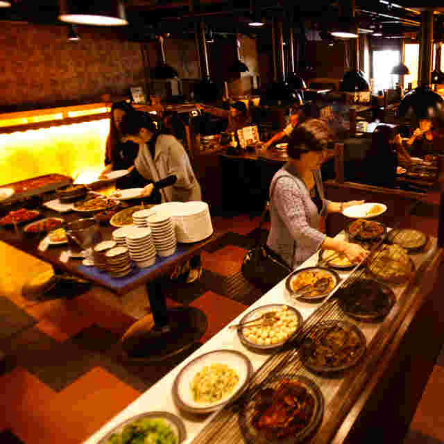 お客で賑わう間接照明のお洒落な店内