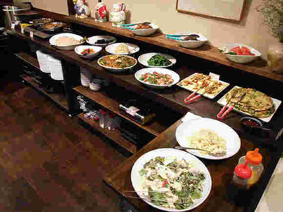 野菜がふんだんに使われた食べ放題のコーナー