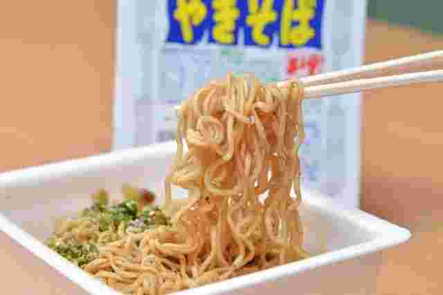ペヤング　食べる瞬間