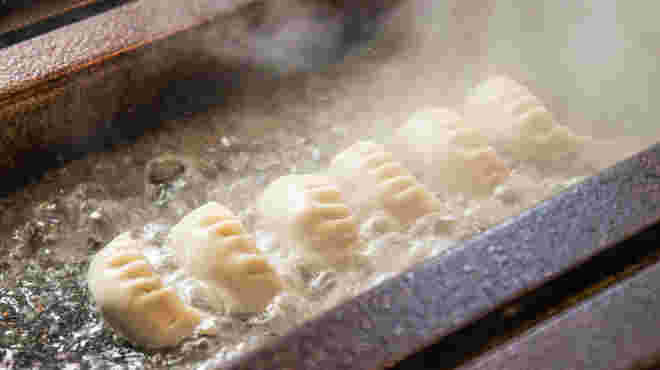 餃子を焼き上げているところ