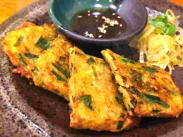きつね色に焼かれた美味しそうなチヂミ