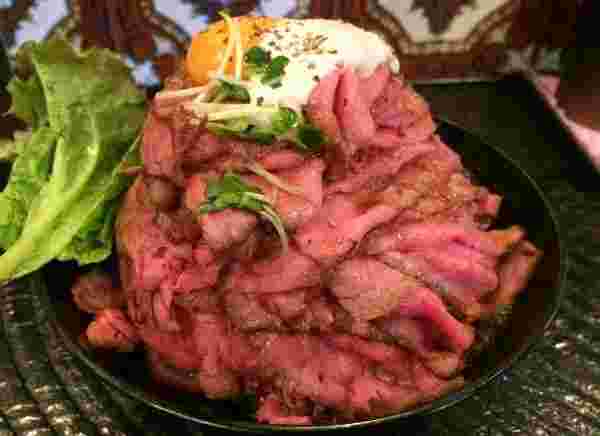 レッドロック高田馬場のローストビーフ丼