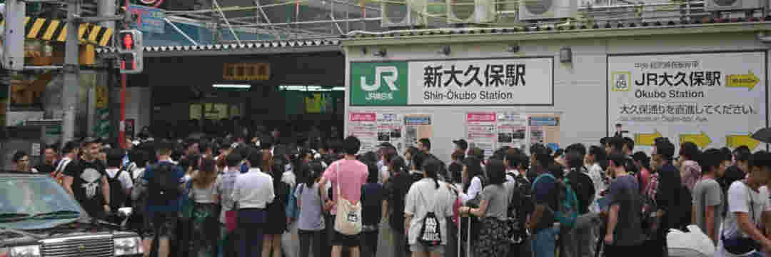 大混雑の新大久保駅