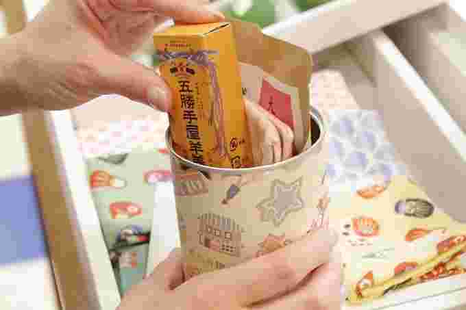 函缶を詰めるところ