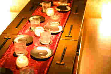 女子会の個室ディナーの配膳