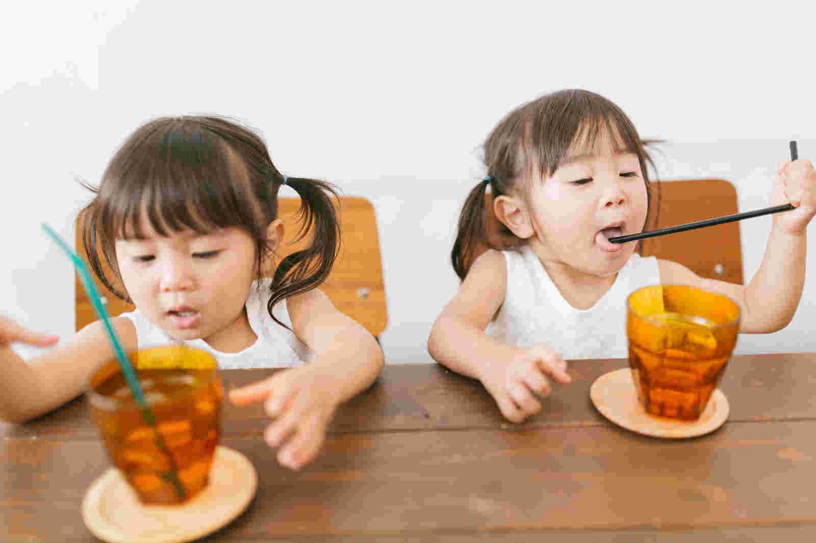 ドリンクを飲む双子の女児