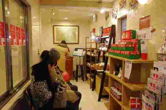 預言カフェ店内の待合いスペース
