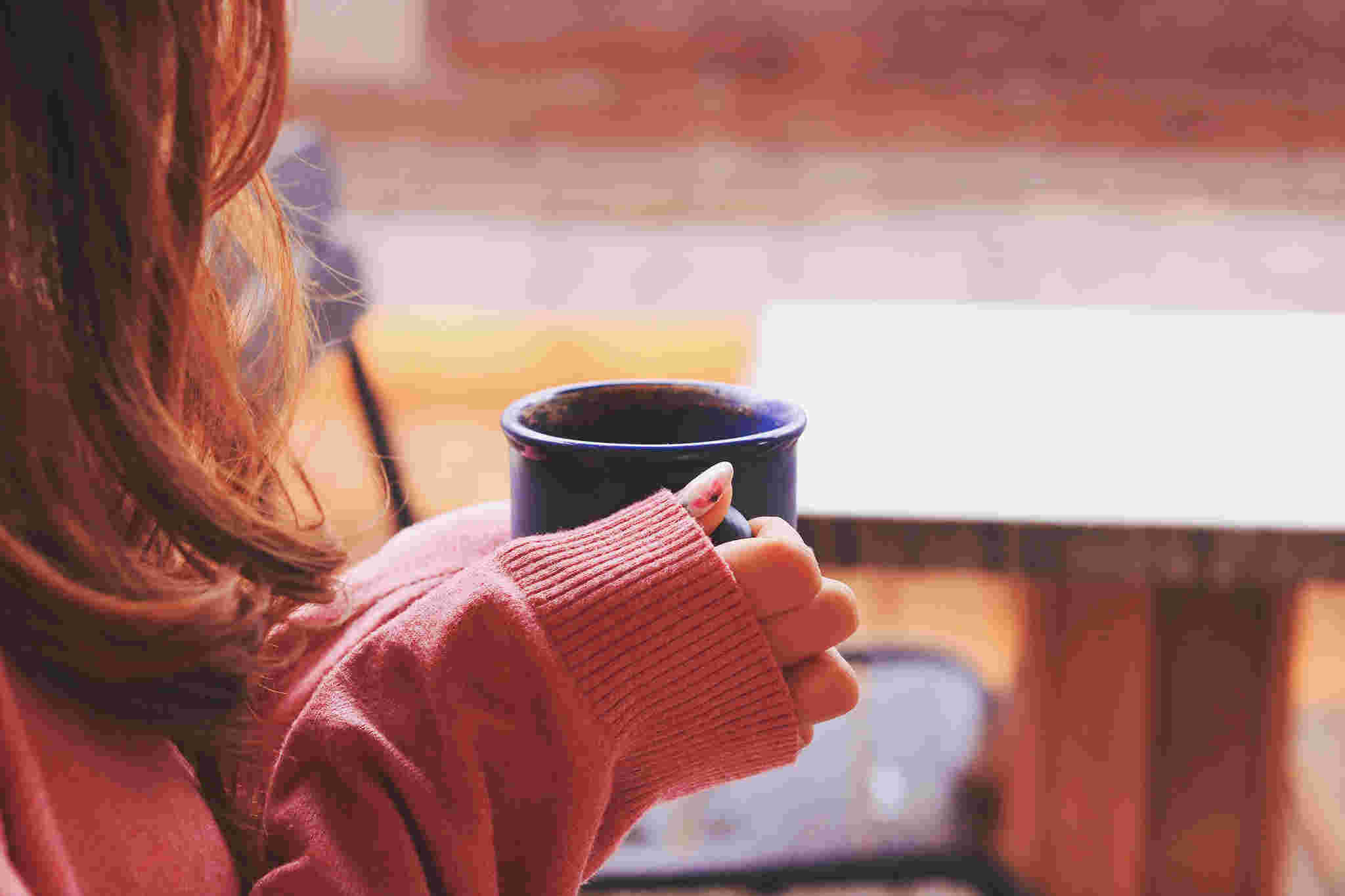 カフェでコーヒーを飲む萌え袖女子