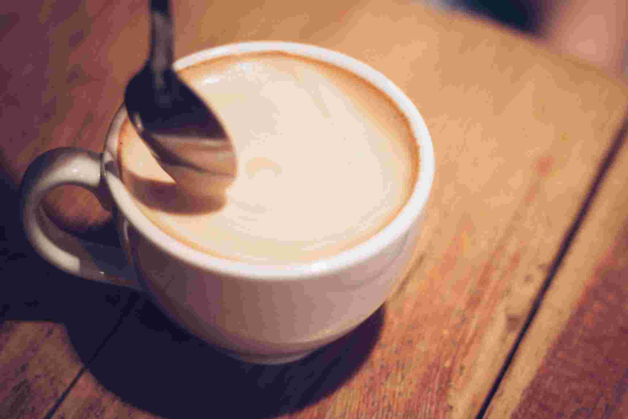 コーヒーをかきまぜている様子