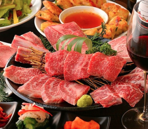 KollaBoの焼肉の肉・家庭料理が綺麗に並べられています
