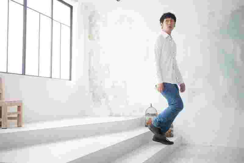 階段を降りる男性