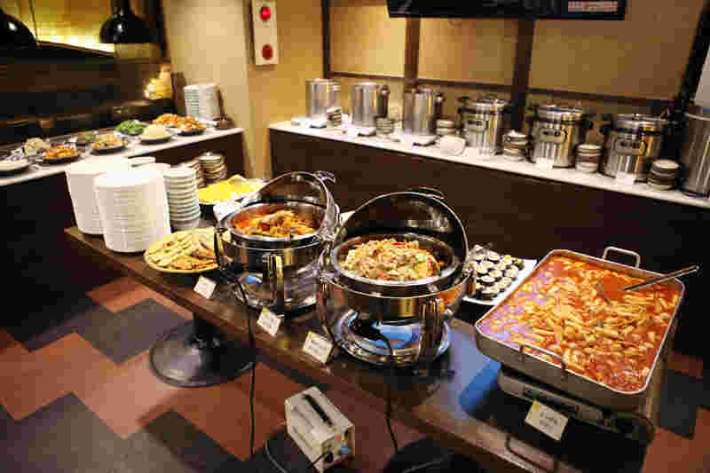 衛生的に温かい料理は温かいままいただけるよう工夫がされているバイキングコーナー