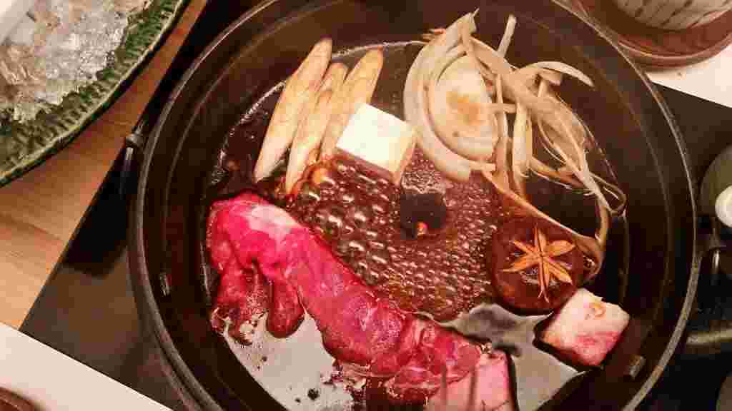 すき焼きの入った鍋