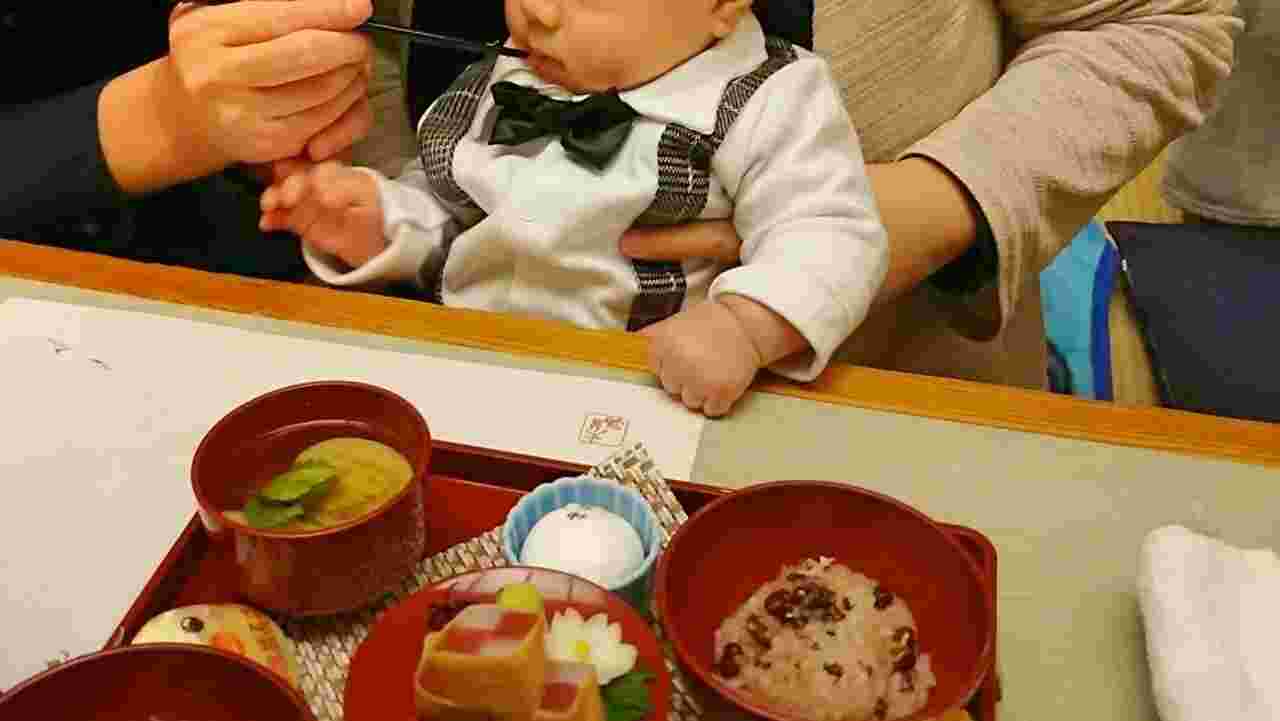 お食い初めをする赤ちゃん