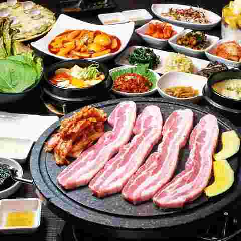 厚切りのサムギョプサルやナムルにキムチなどの韓国料理