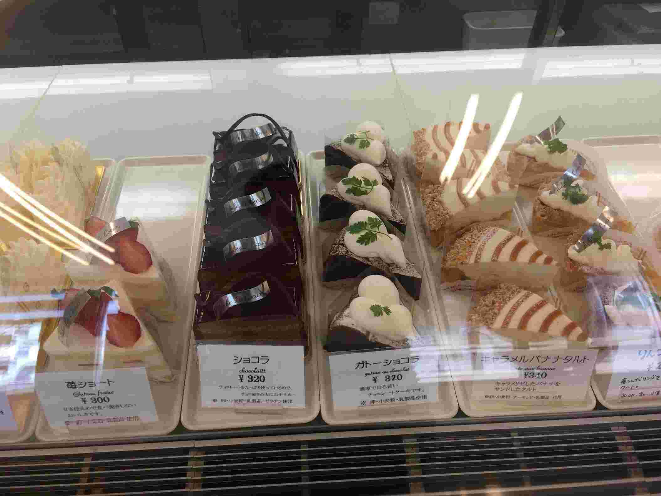 ショーケースのケーキ