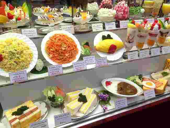 ショーケースの食品サンプル