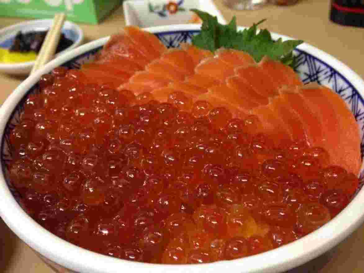 札幌・二条市場のながもりのイクラ丼