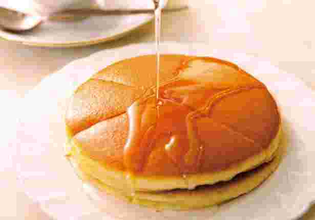 シロップをかけたホットケーキ