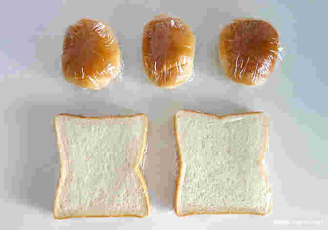 ラップで包んだパン