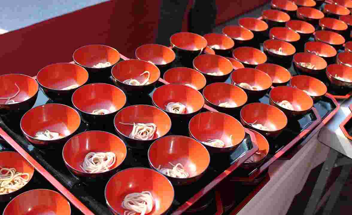 わんこそばのお椀がいっぱい