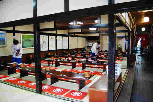 東屋の店内