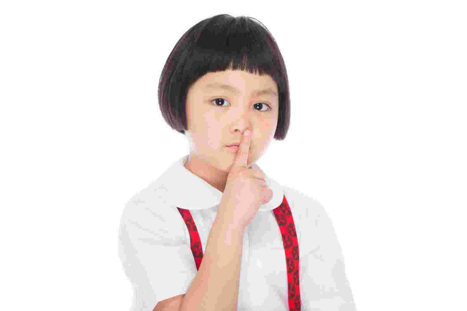 口に人差し指をあてる女の子