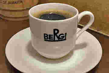 ベルクのマグカップに入ったコーヒー