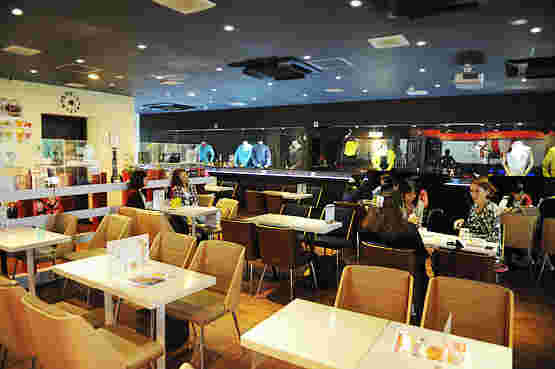 K-POPスターの衣装が飾ってある店内の様子